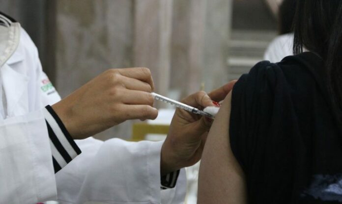 Vacina bivalente contra a covid-19 está disponível nas Unidades Básicas de Saúde (Foto: Rovena Rosa/Agência Brasil)
