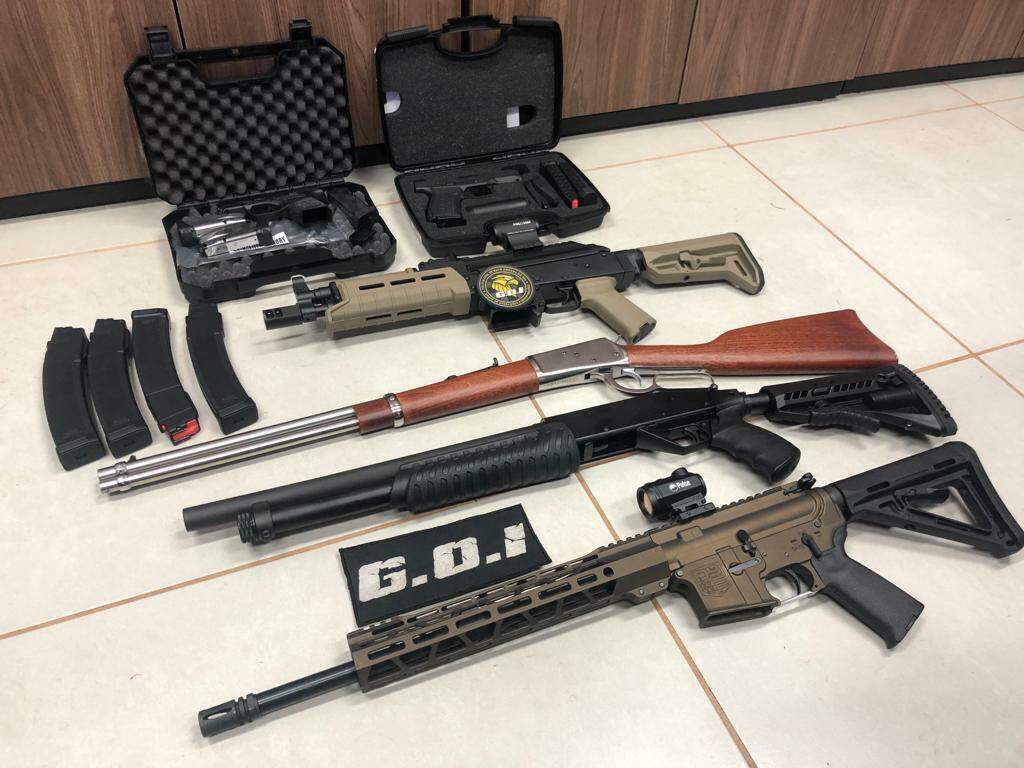 Caminhão é usado para recolher armas em empresa de Dourados que teria vendido fuzil até a traficante