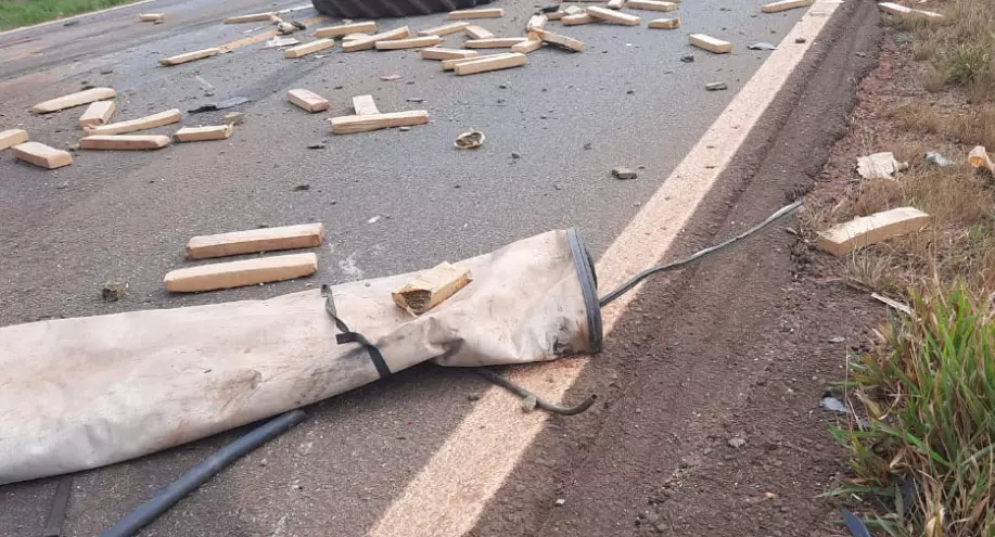 Condutor de picape com carga de maconha morre em colisão frontal com carreta na MS-164 Condutor de picape com carga de maconha morre em colisão frontal com carreta na MS-164
