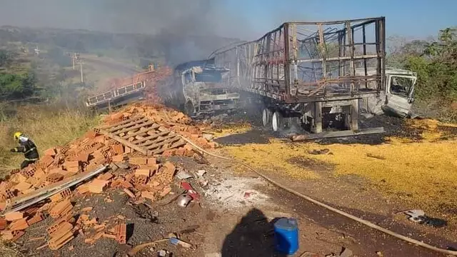 Três carretas colidindo mata um e pegam fogo após acidente na MS-112 Três carretas colidindo mata um e pegam fogo após acidente na MS-112