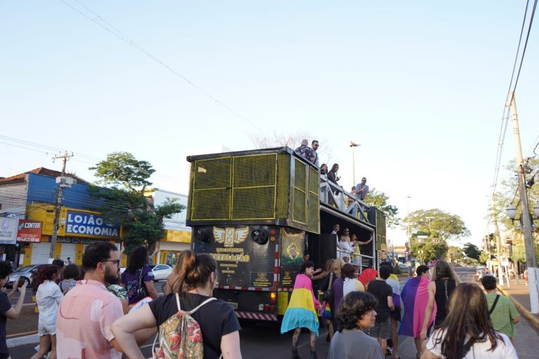 Parada LGBTQIA+ reuniu centenas de pessoas por mais respeito à diversidade em Dourados