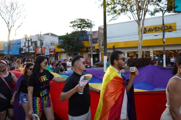 Parada LGBTQIA+ reuniu centenas de pessoas por mais respeito à diversidade em Dourados