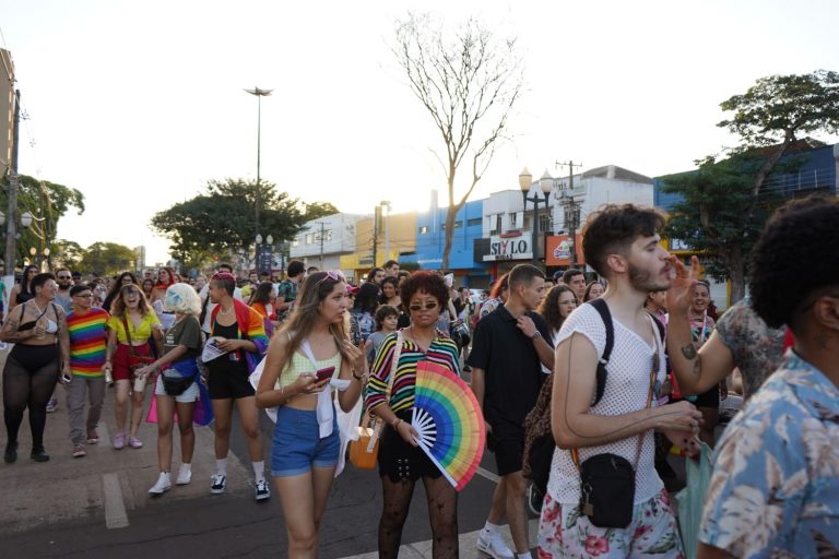 Parada LGBTQIA+ reuniu centenas de pessoas por mais respeito à diversidade em Dourados