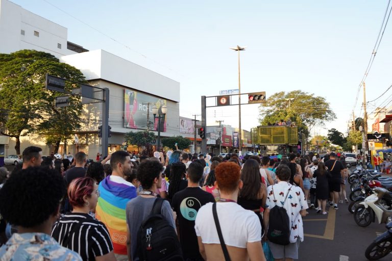 Parada LGBTQIA+ reuniu centenas de pessoas por mais respeito à diversidade em Dourados