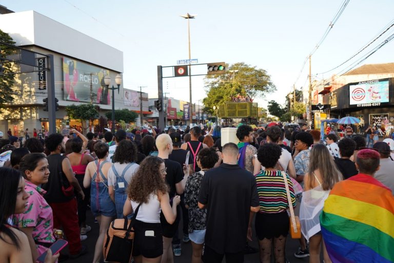 Parada LGBTQIA+ reuniu centenas de pessoas por mais respeito à diversidade em Dourados