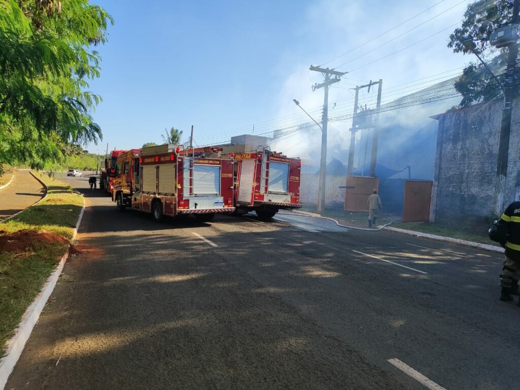 Vídeo: incêndio atinge agora empresa de embalagem na Vila Popular