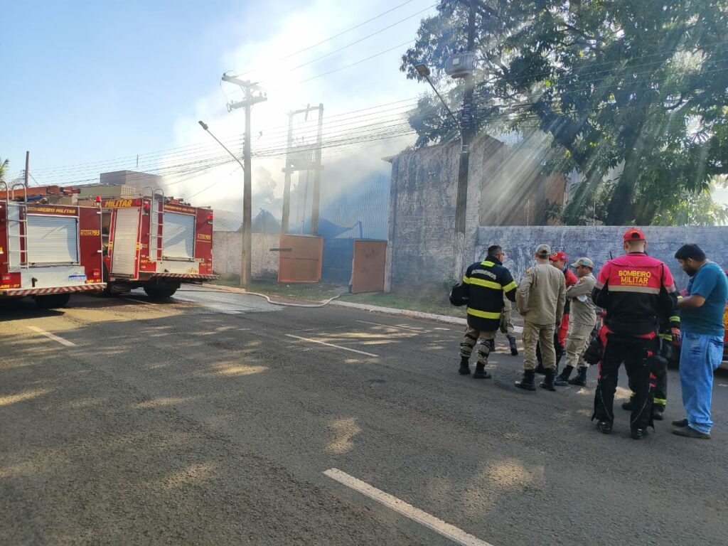 Vídeo: incêndio atinge agora empresa de embalagem na Vila Popular