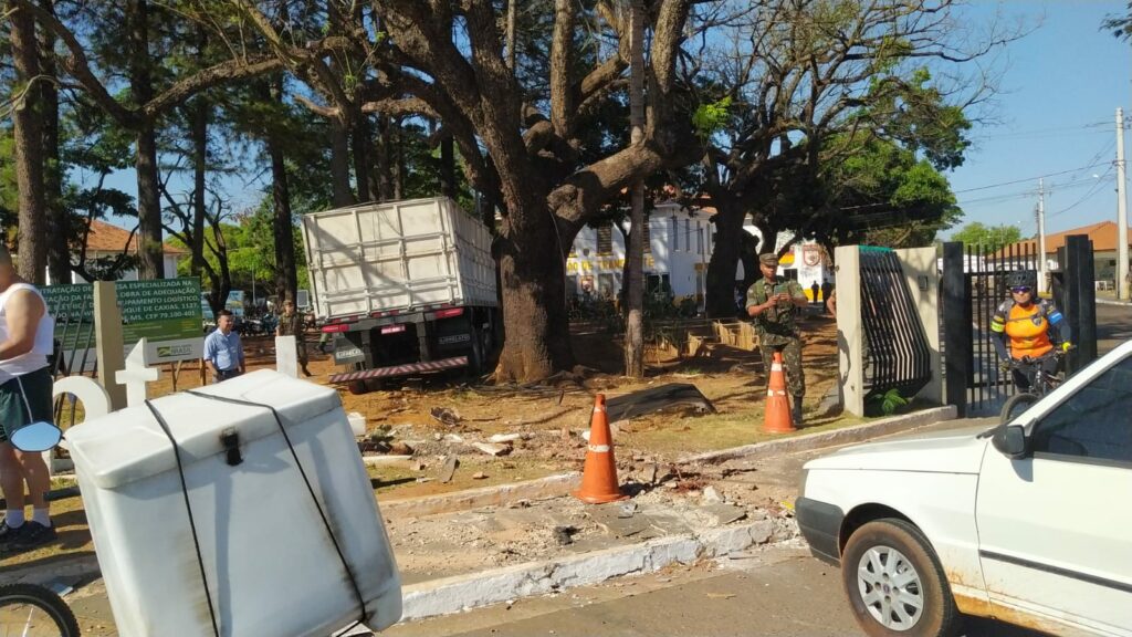 Caminhão desgovernado bate em vários veículos em avenida da Capital Caminhão desgovernado bate em vários veículos em avenida da Capital