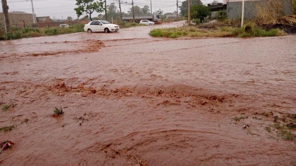 Chuva forte e rápida provocou alagamentos em bairros e tumultuou o trânsito na Capital
