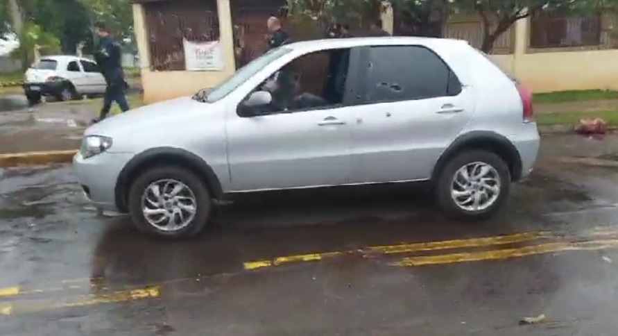 Duas pessoas são baleadas e uma terceira morta no interior de carro na vila Sobrinho