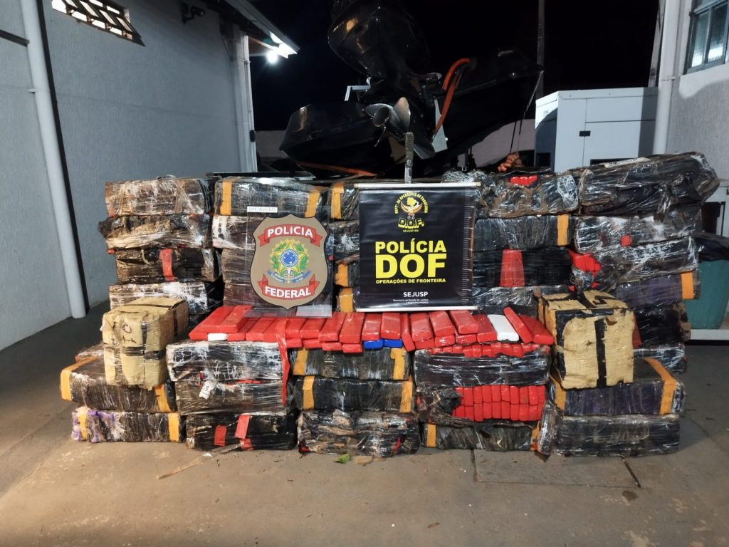 DOF apreende mais de 1 tonelada de maconha em lancha abandonada no Rio Paraná