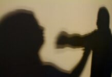 Marido esfaqueia mulher após ver mensagens de cobrança a homem no celular dela