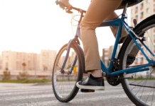Homem é desafiado a empinar bicicleta, cai, bate a cabeça e morre três dias