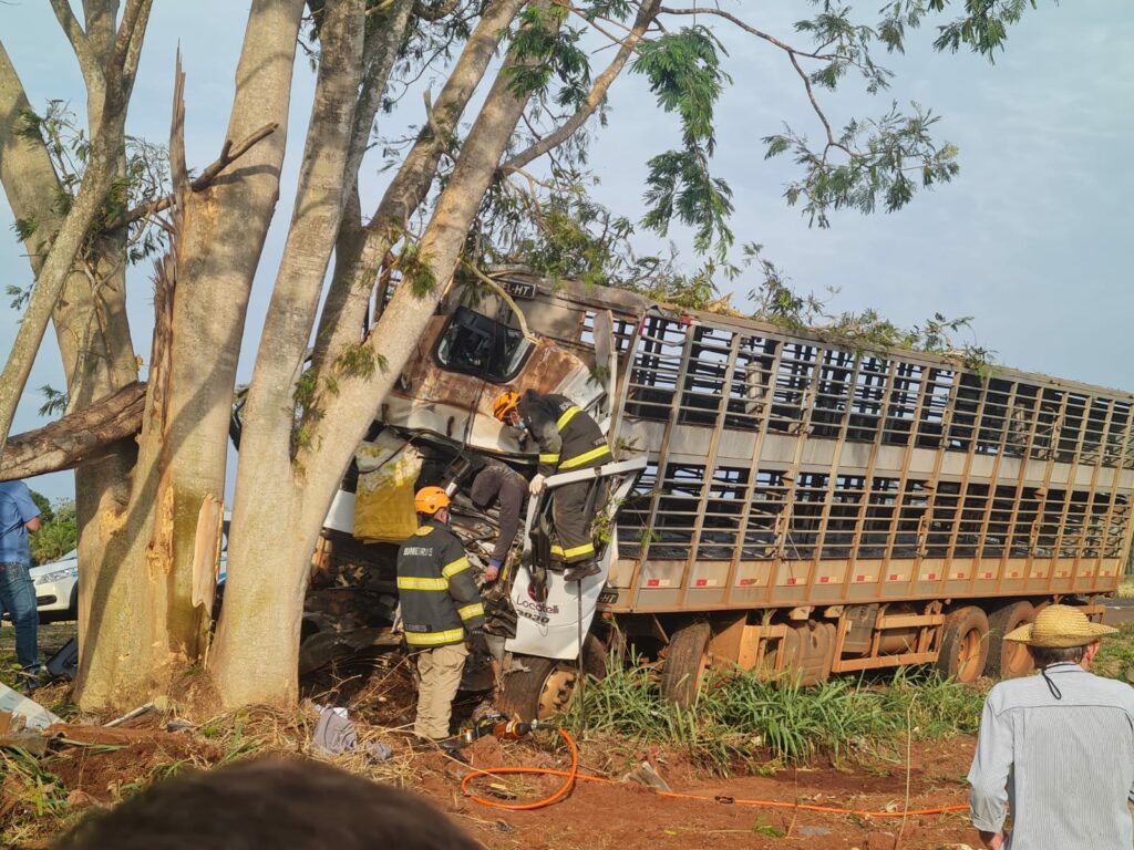 Jovem motorista morre em acidente na BR-376 em Vicentina Jovem motorista morre em acidente na BR-376 em Vicentina