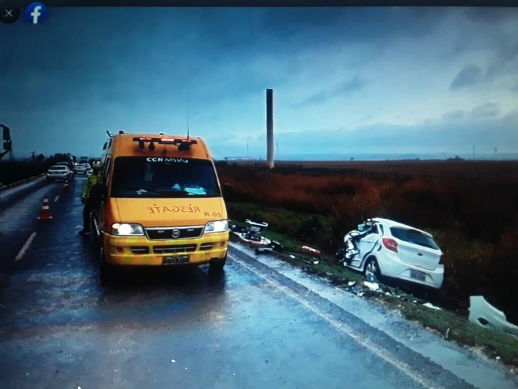 Identificada mulher que morreu após bater carro de CG contra carreta em Dourados Identificada mulher que morreu após bater carro de CG contra carreta em Dourados