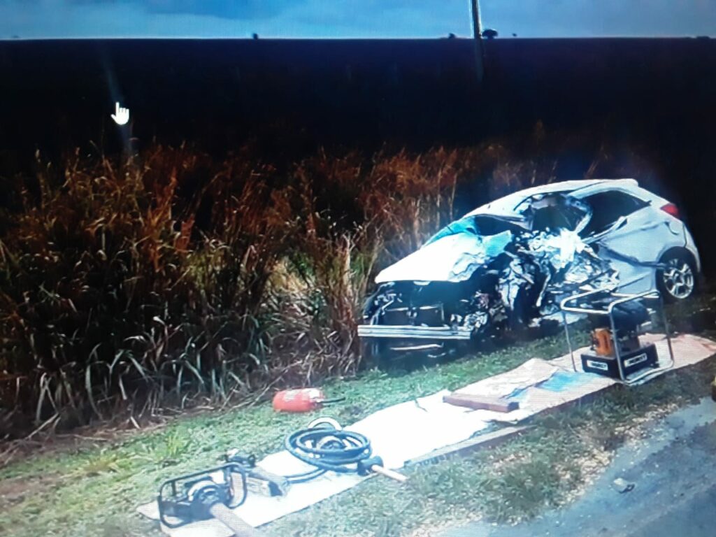 Mais um: mulher morre após bater carro de CG contra carreta em Dourados Mais um: mulher morre após bater carro de CG contra carreta em Dourados