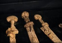 Arqueólogos encontram quatro espadas de rebeldes judeus da época de Roma Antiga