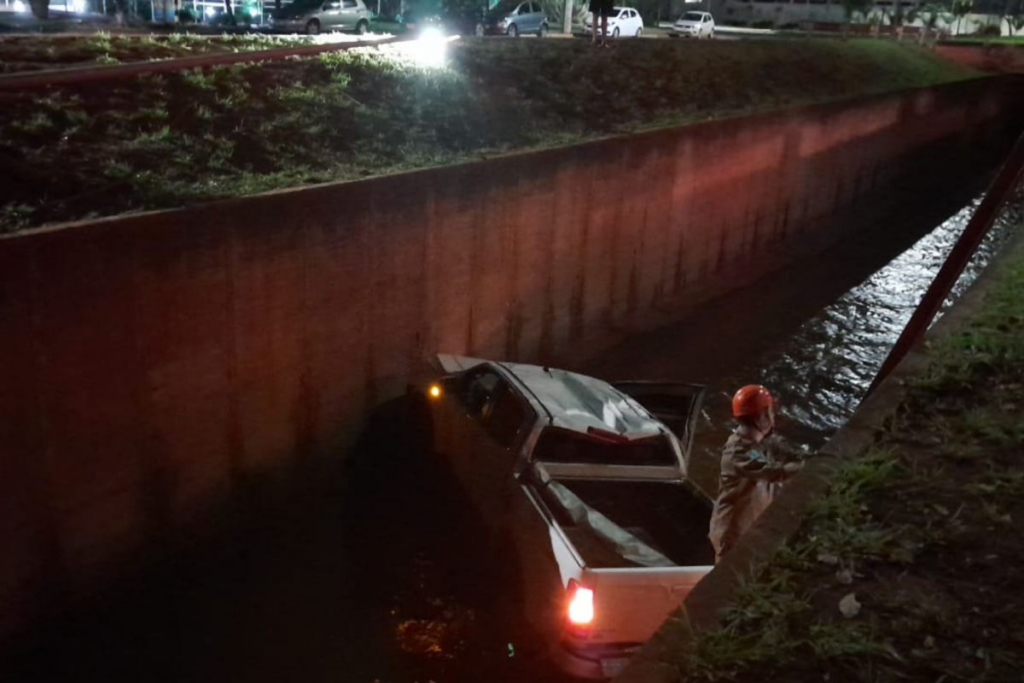 Motorista perde controle de S-10, derruba poste de energia e vai parar dentro de córrego Motorista perde controle de S-10, derruba poste de energia e vai parar dentro de córrego