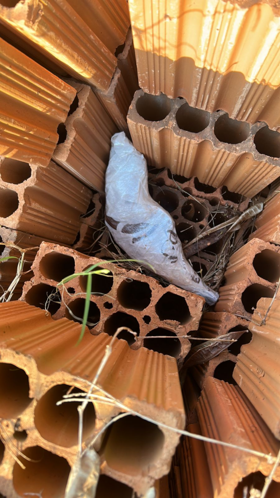 Polícia encontra arma de fogo carregada no meio de pilha de tijolos em Dourados