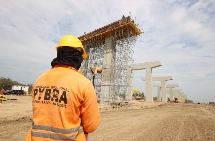 Obras viárias que garantirão acesso à Rota Bioceânica em MS são assinadas e já podem começar Obras viárias que garantirão acesso à Rota Bioceânica em MS são assinadas e já podem começar