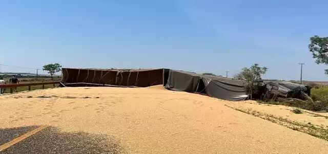 Acidente deixa duas vítimas grave com caminhão tombando e interrompendo BR entre Rio Brilhante e Nova Alvorada Acidente deixa duas vítimas grave com caminhão tombando e interrompendo BR entre Rio Brilhante e Nova Alvorada