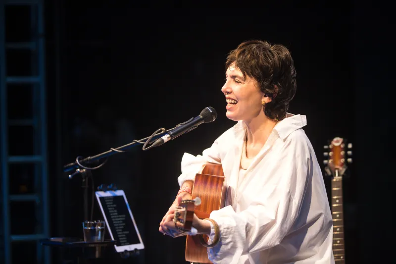 Adriana Calcanhotto chega neste sábado a CG com turnê internacional 'Errante'