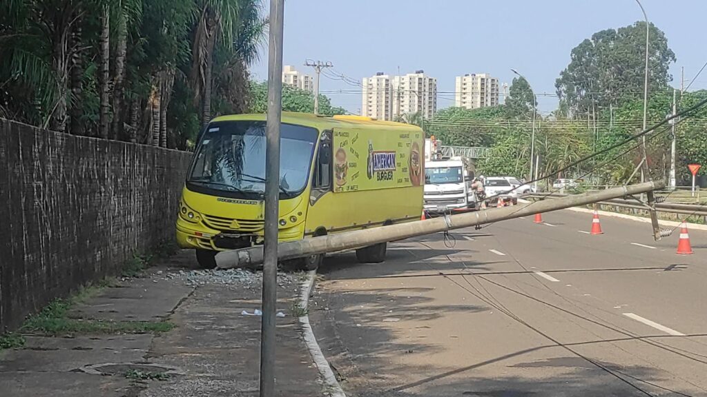 Micro-ônibus bate em poste e deixa região da Av. Ernesto Geisel com Euler Azevedo sem energia Micro-ônibus bate em poste e deixa região da Av. Ernesto Geisel com Euler Azevedo sem energia