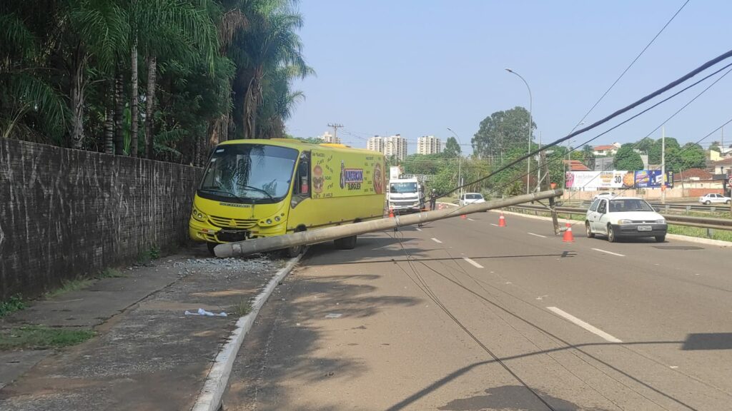 Micro-ônibus bate em poste e deixa região da Av. Ernesto Geisel com Euler Azevedo sem energia Micro-ônibus bate em poste e deixa região da Av. Ernesto Geisel com Euler Azevedo sem energia