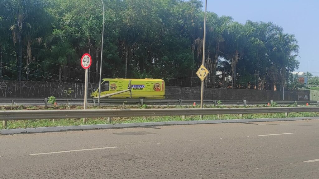 Micro-ônibus bate em poste e deixa região da Av. Ernesto Geisel com Euler Azevedo sem energia Micro-ônibus bate em poste e deixa região da Av. Ernesto Geisel com Euler Azevedo sem energia