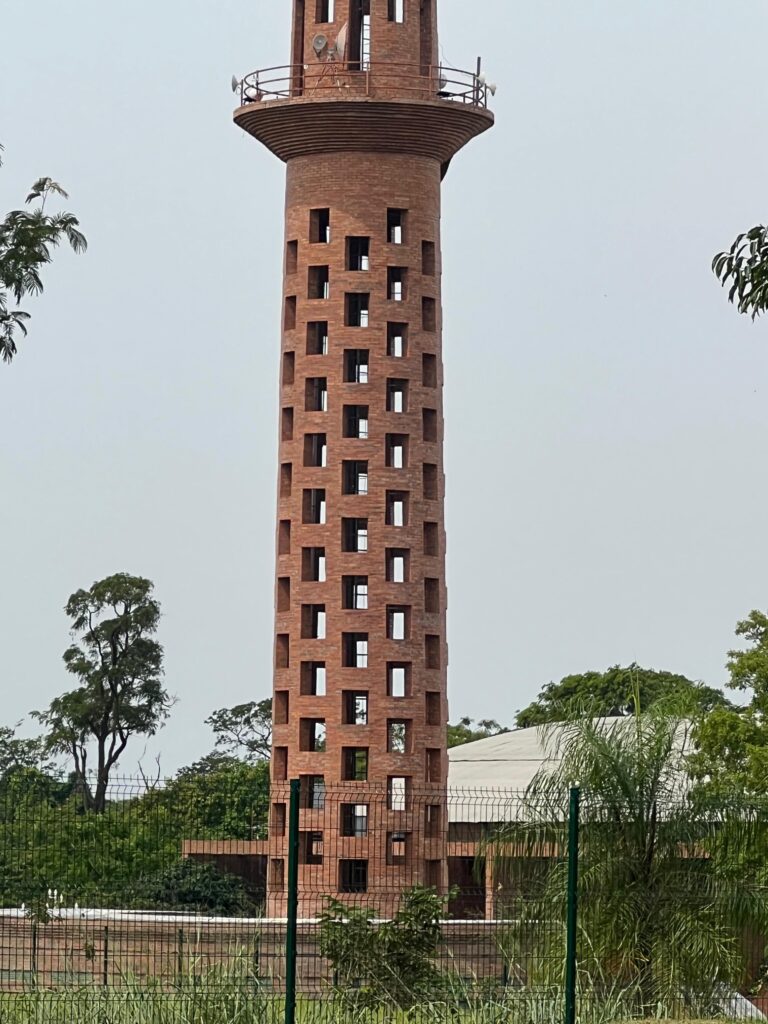 PM intervém em tentativa de suicídio na torre da TVE salvando vida PM intervém em tentativa de suicídio na torre da TVE salvando vida