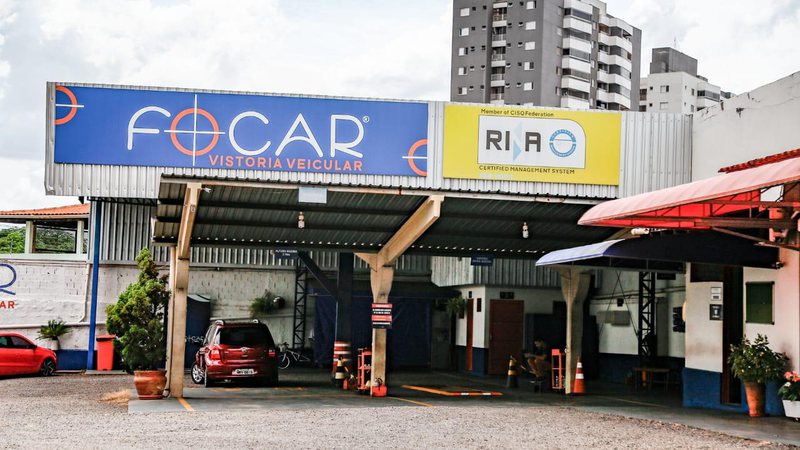 Juiz manda retirar empresa de ex-diretor do Detran sob multa de até meio milhão Juiz manda retirar empresa de ex-diretor do Detran sob multa de até meio milhão