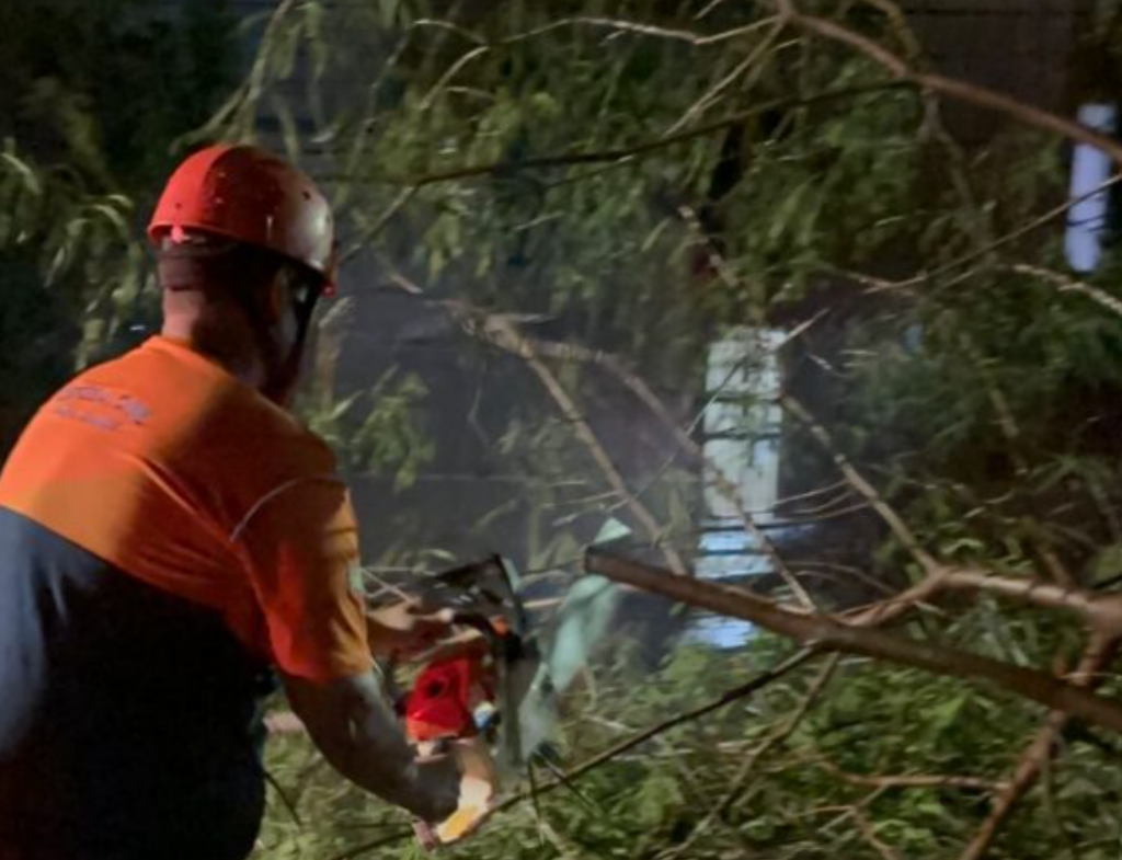 Após estragos do temporal, prefeitura reforça equipes de limpeza nas ruas da Capital Após estragos do temporal, prefeitura reforça equipes de limpeza nas ruas da Capital