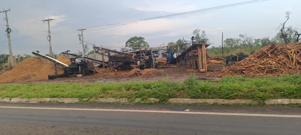 Vendaval destrói barracão e estrutura de serraria em Bataguassu