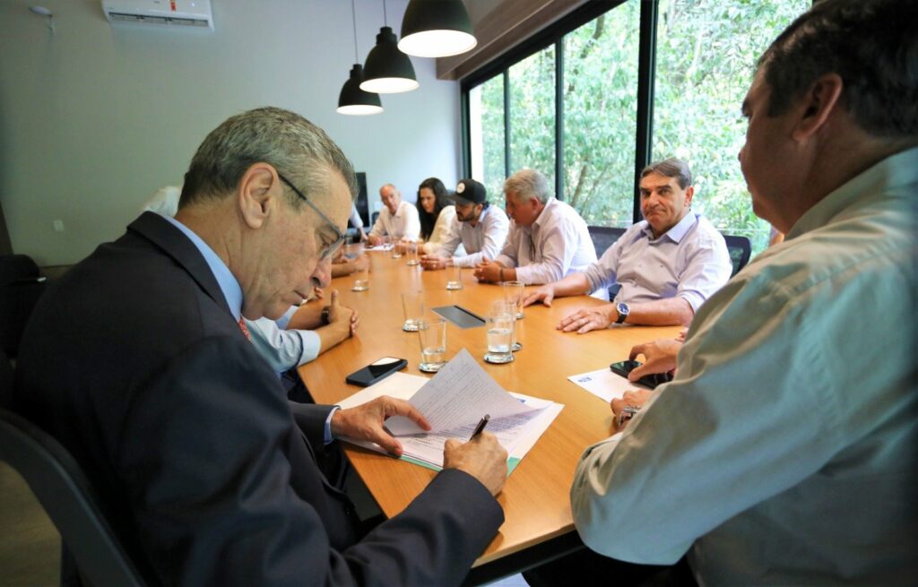Deputados participam de assinatura de convênio de R$ 5,2 milhões ao Conisul