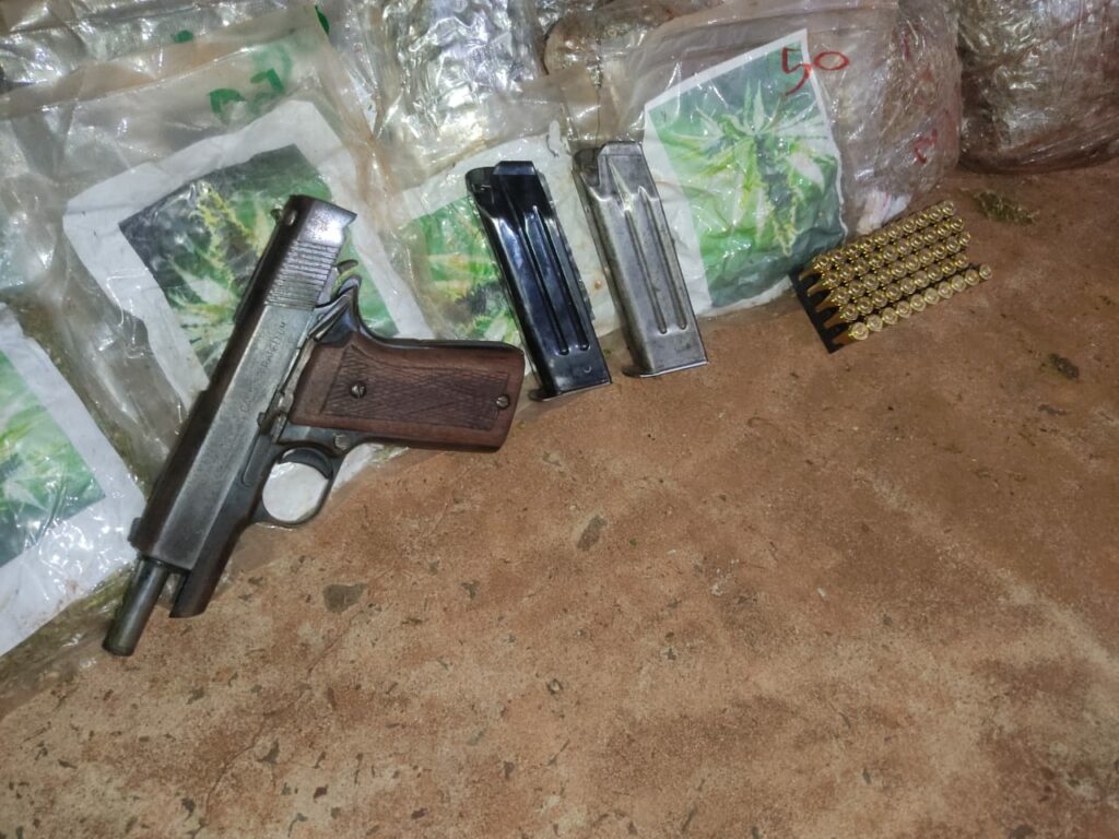 PMR prende homem com carro roubado cheio de drogas, munição e em porte ilegal arma