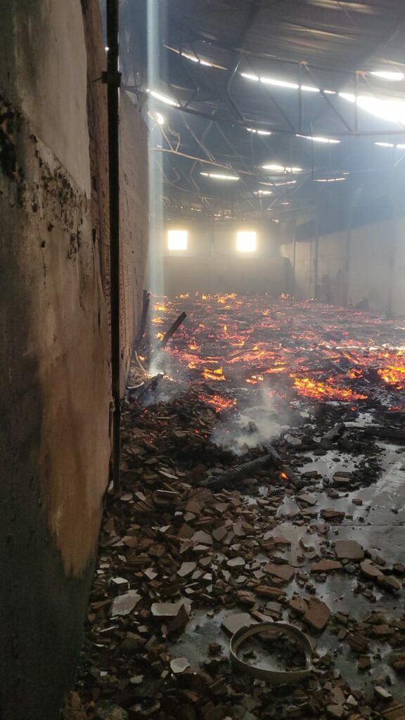 Mais incêndio: fogo atinge presídio na Vila Sobrinho sendo visto de longe