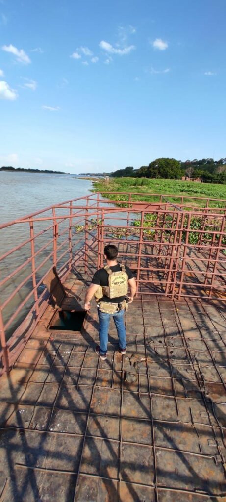 PF apreende em rio de MS balsa carregada de diesel contrabandeado PF apreende em rio de MS balsa carregada de diesel contrabandeado