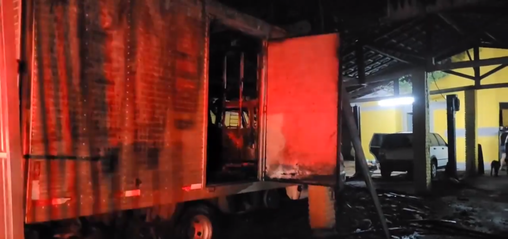 Vídeo: caminhão e cinco veículos pegam fogo em oficina mecânica da Rua Ceará