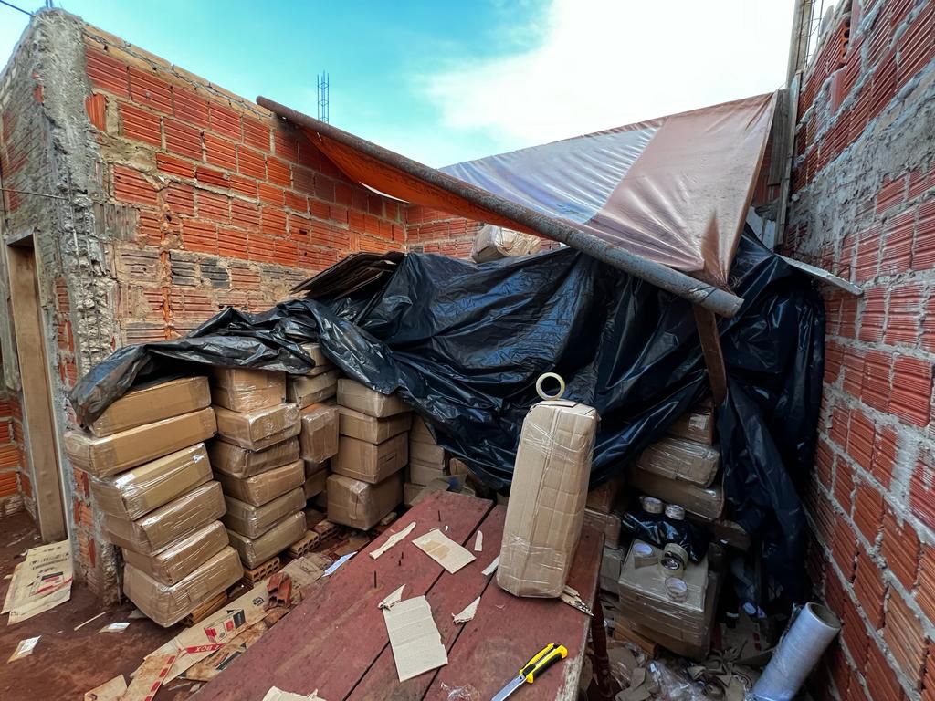 PF prende três com quase 2,5 ton de drogas em entreposto na fronteira de MS PF prende três com quase 2,5 ton de drogas em entreposto na fronteira de MS