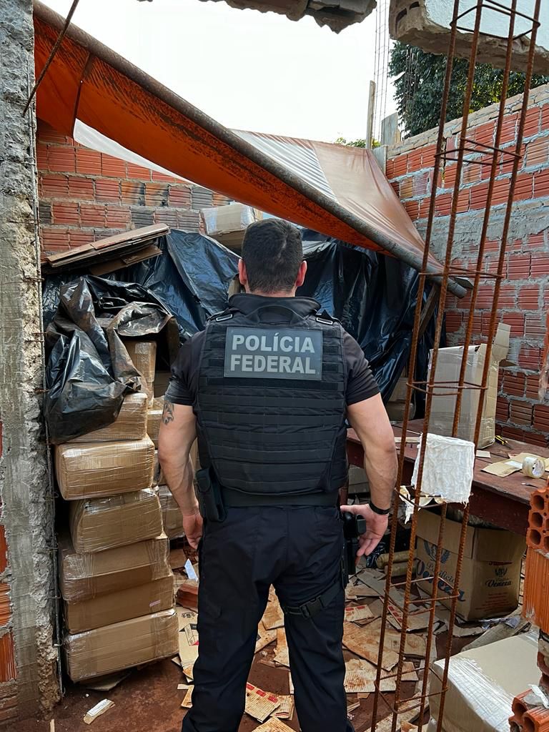 PF prende três com quase 2,5 ton de drogas em entreposto na fronteira de MS PF prende três com quase 2,5 ton de drogas em entreposto na fronteira de MS