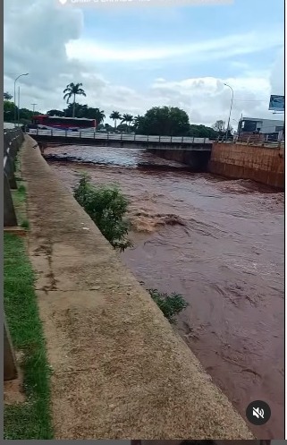 Vídeos: chuva volumosa atinge bairros de Campo Grande e provoca alagamentos em diversos pontos