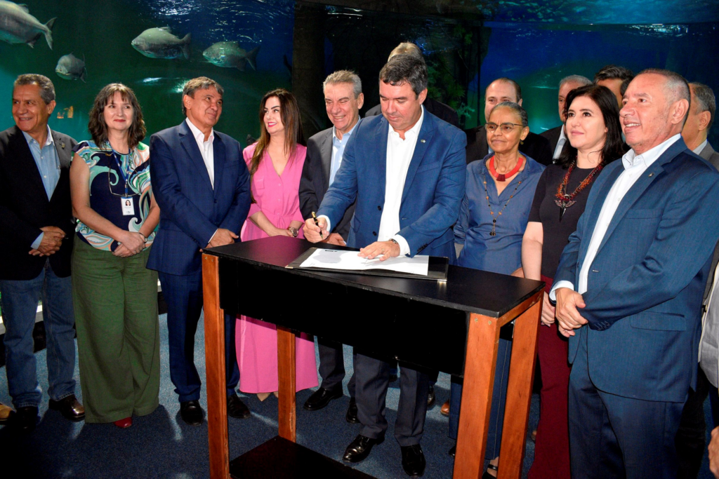 Deputados da ALEMS celebram o ato de sanção da Lei do Pantanal Deputados da ALEMS celebram o ato de sanção da Lei do Pantanal