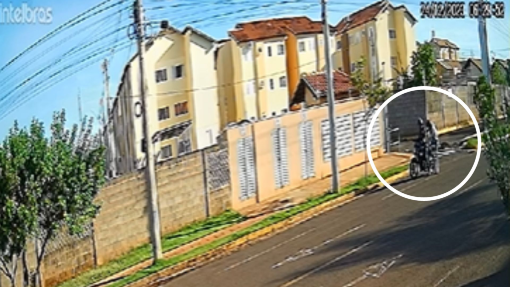Moradores acordam com tiroteio em condomínio no Jardim Centenário Moradores acordam com tiroteio em condomínio no Jardim Centenário
