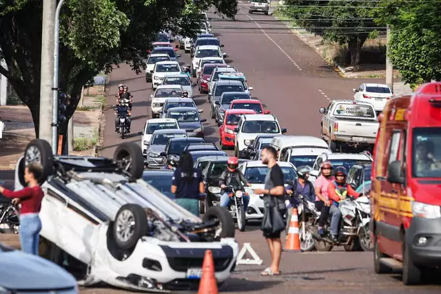 Confusão em semáforos de ruas centrais da Capital causa grave acidente