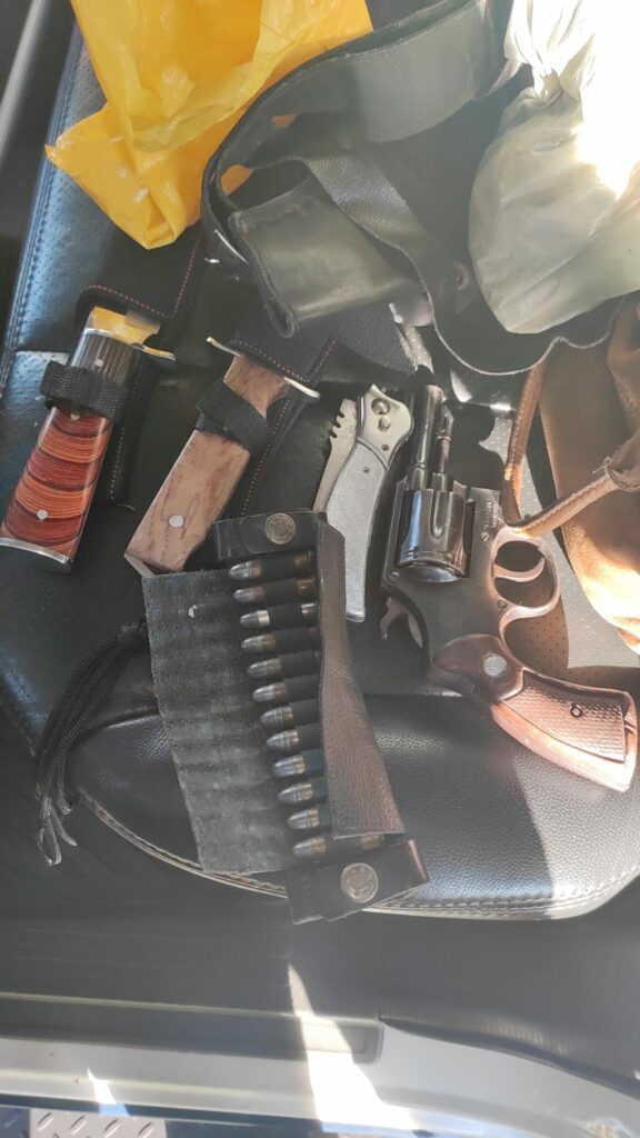 Motorista provoca acidente na Capital e acaba preso com arma, munições e facas Motorista provoca acidente na Capital e acaba preso com arma, munições e facas