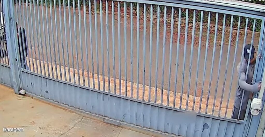 Bandidos furtam casa na Capital ao flagrarem moradores saindo de carro