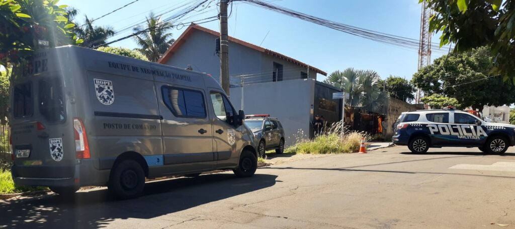 Jovem se tranca em escritório e faz Bope fechar rua para negociar em bairro nobre da Capital Jovem se tranca em escritório e faz Bope fechar rua para negociar em bairro nobre da Capital