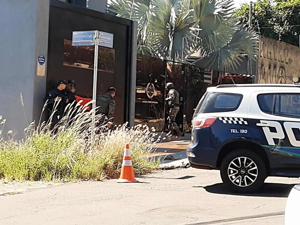 Jovem se tranca em escritório e faz Bope fechar rua para negociar em bairro nobre da Capital Jovem se tranca em escritório e faz Bope fechar rua para negociar em bairro nobre da Capital