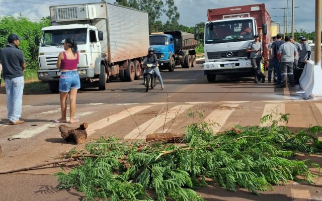 Manifesto por 'água' bloqueia rodovia entre Dourados e Itaporã Manifesto por 'água' bloqueia rodovia entre Dourados e Itaporã