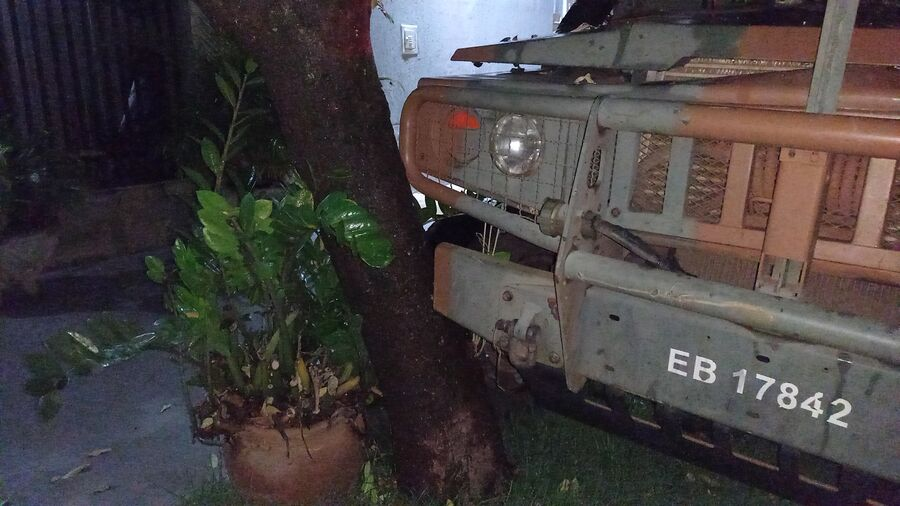 Ladrão invade quartel do Exército, furta viatura e foge após bater em árvore